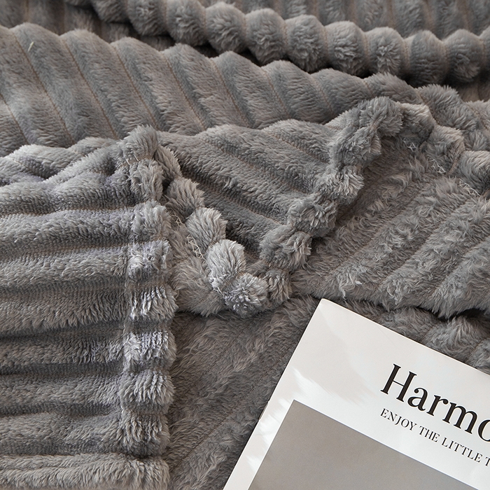 91家纺网 家纺一手货源 找家纺 楼兰公主 2025新款A类兔兔绒多功能大抽条毛毯 缥缈灰