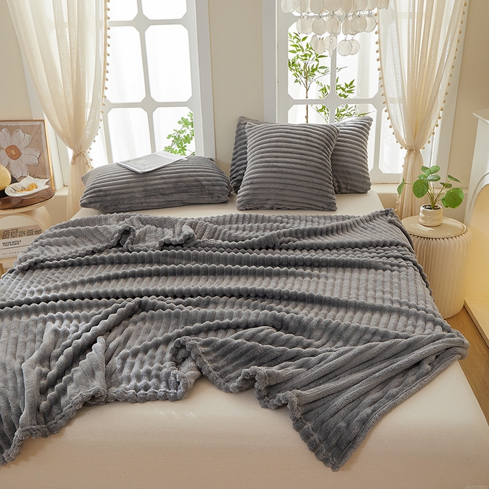 91家纺网 家纺一手货源 找家纺 楼兰公主 2025新款A类兔兔绒多功能大抽条毛毯 缥缈灰