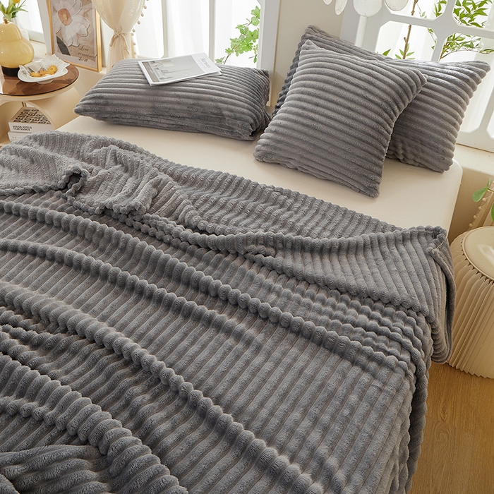 91家纺网 家纺一手货源 找家纺 楼兰公主 2025新款A类兔兔绒多功能大抽条毛毯 缥缈灰