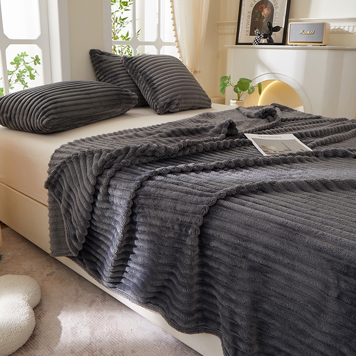 91家纺网 家纺一手货源 找家纺 楼兰公主 2025新款A类兔兔绒多功能大抽条毛毯 太空灰