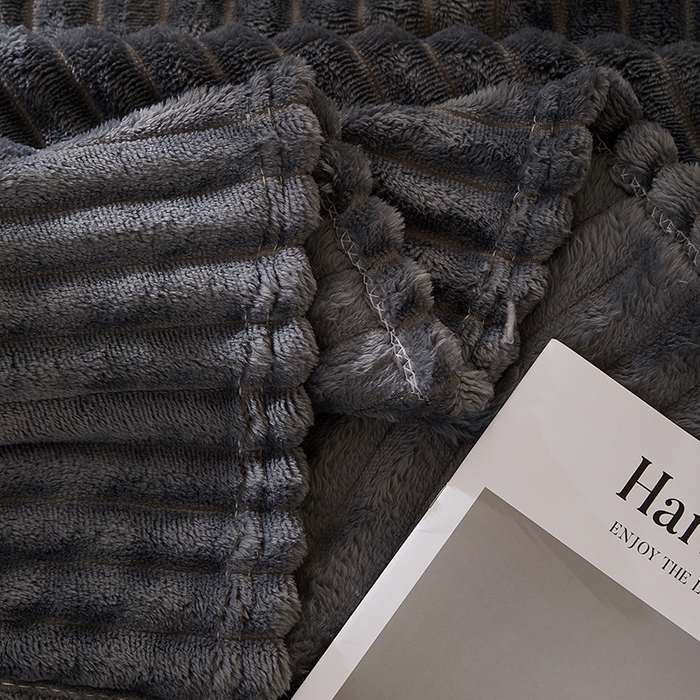 91家纺网 家纺一手货源 找家纺 楼兰公主 2025新款A类兔兔绒多功能大抽条毛毯 太空灰