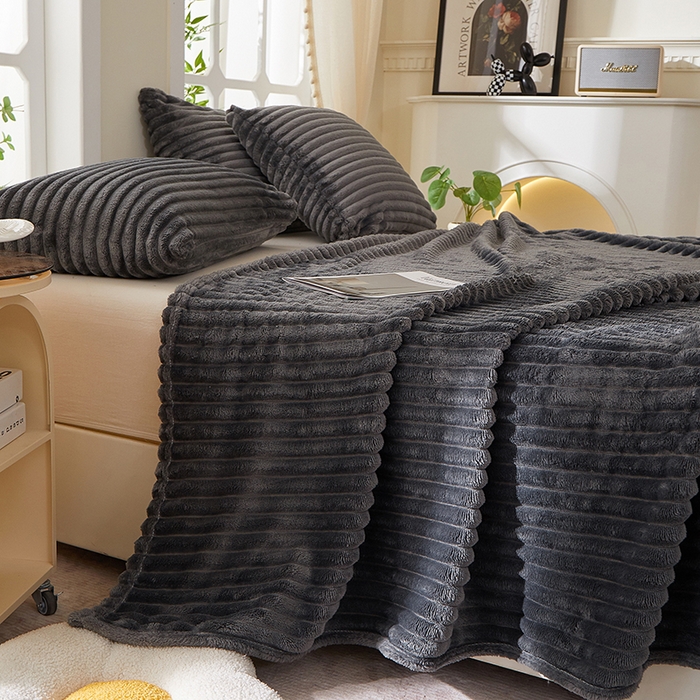 91家纺网 家纺一手货源 找家纺 楼兰公主 2025新款A类兔兔绒多功能大抽条毛毯 太空灰