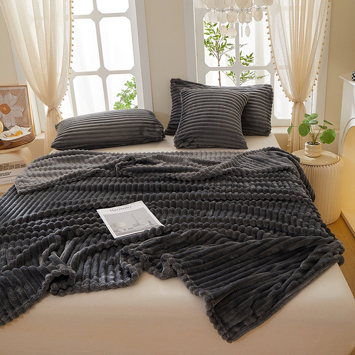 91家纺网 家纺一手货源 找家纺 楼兰公主 2025新款A类兔兔绒多功能大抽条毛毯 太空灰