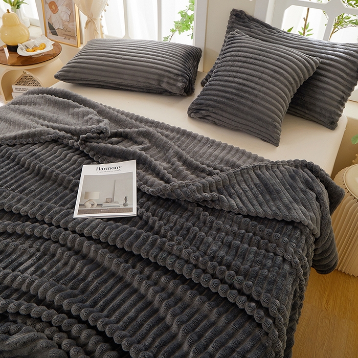 91家纺网 家纺一手货源 找家纺 楼兰公主 2025新款A类兔兔绒多功能大抽条毛毯 太空灰