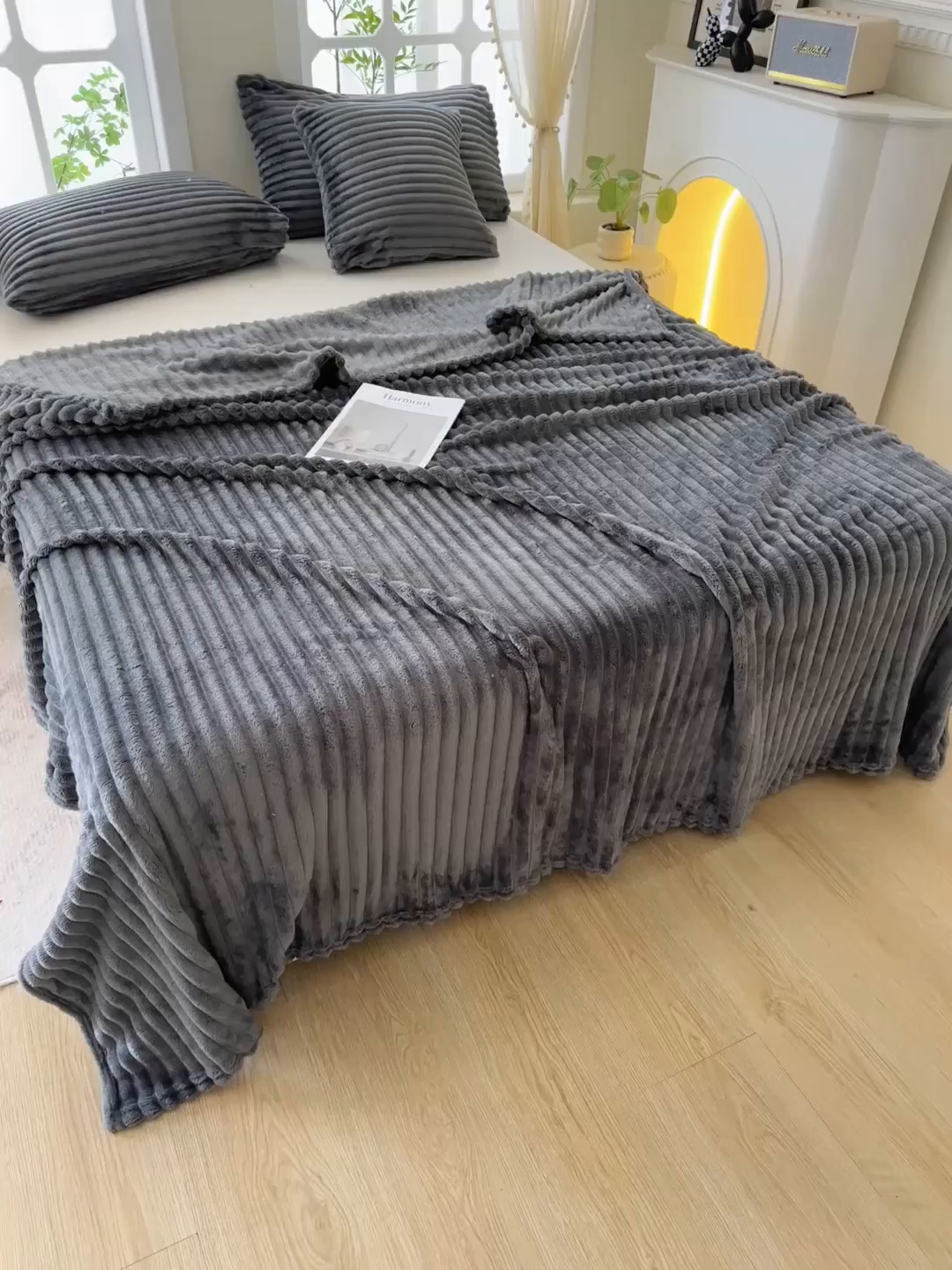 91家纺网 家纺一手货源 找家纺 楼兰公主 2025新款A类兔兔绒多功能大抽条毛毯 太空灰
