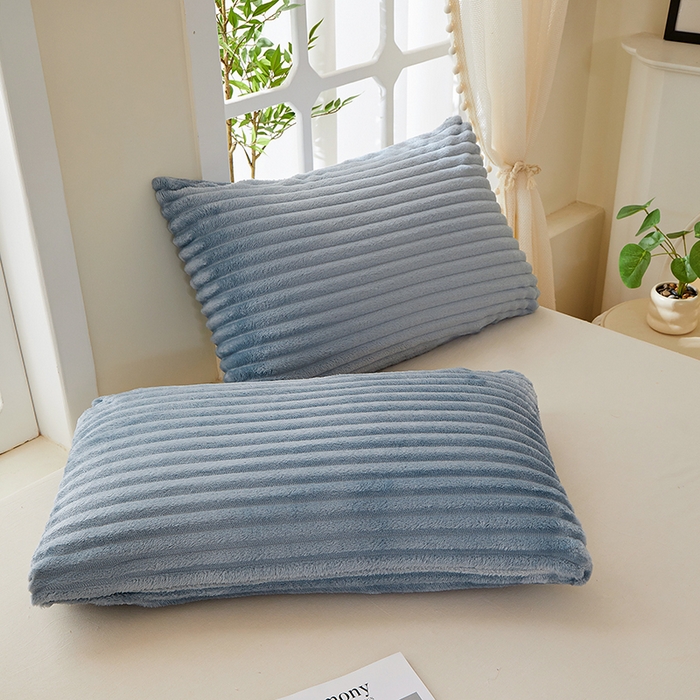 91家纺网 家纺一手货源 找家纺 楼兰公主 2025新款A类兔兔绒多功能大抽条毛毯 天空蓝