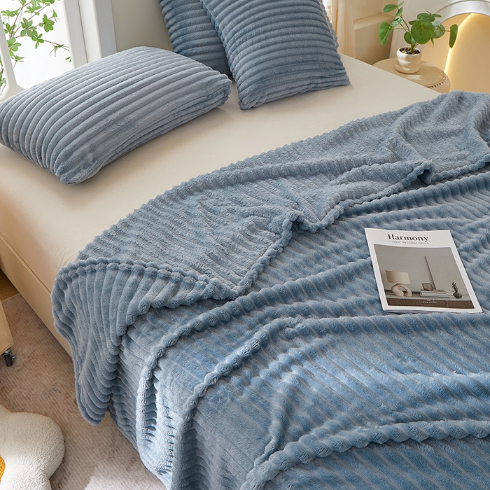 91家纺网 家纺一手货源 找家纺 楼兰公主 2025新款A类兔兔绒多功能大抽条毛毯 天空蓝