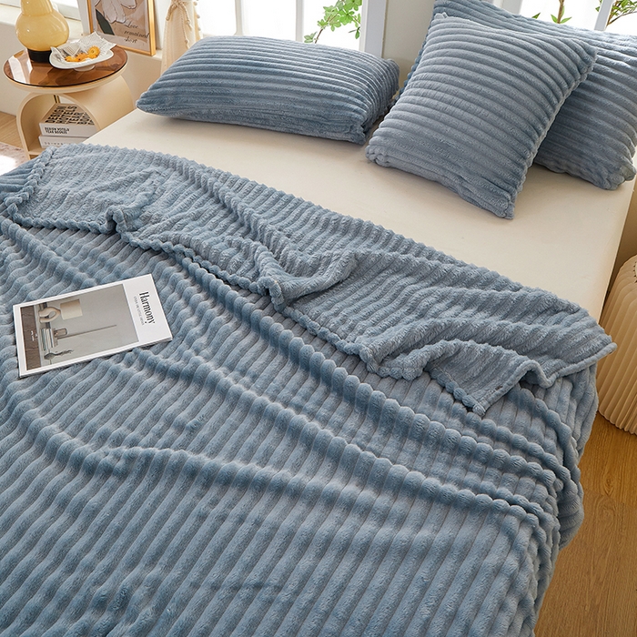 91家纺网 家纺一手货源 找家纺 楼兰公主 2025新款A类兔兔绒多功能大抽条毛毯 天空蓝