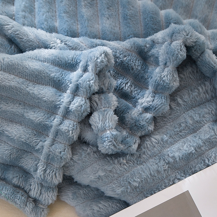 91家纺网 家纺一手货源 找家纺 楼兰公主 2025新款A类兔兔绒多功能大抽条毛毯 天空蓝