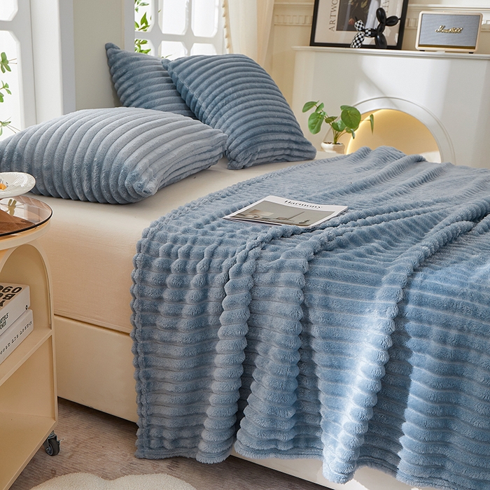 91家纺网 家纺一手货源 找家纺 楼兰公主 2025新款A类兔兔绒多功能大抽条毛毯 天空蓝