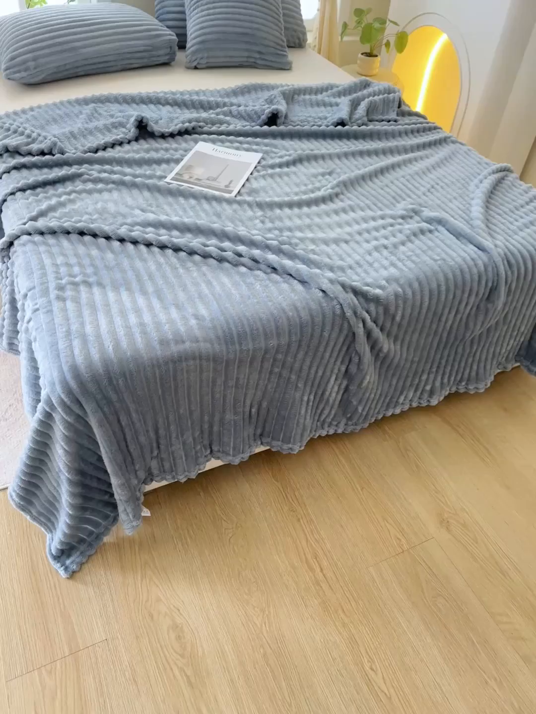 91家纺网 家纺一手货源 找家纺 楼兰公主 2025新款A类兔兔绒多功能大抽条毛毯 天空蓝