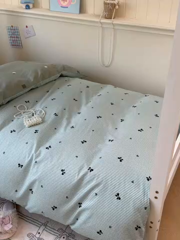 91家纺网 家纺一手货源 找家纺 2025新款学生宿舍全棉三件套 绿底蝴蝶结