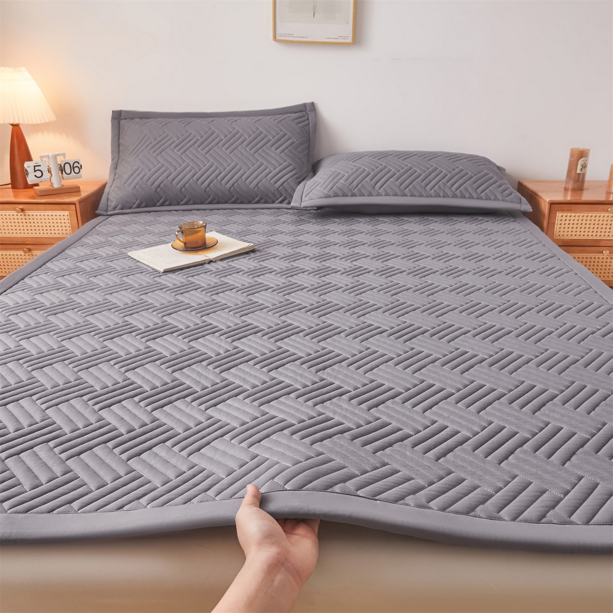 91家纺网 家纺一手货源 找家纺 雯豆家纺 2025新品四季款加厚床褥垫子床垫保护垫四季通用 摩登-深空灰