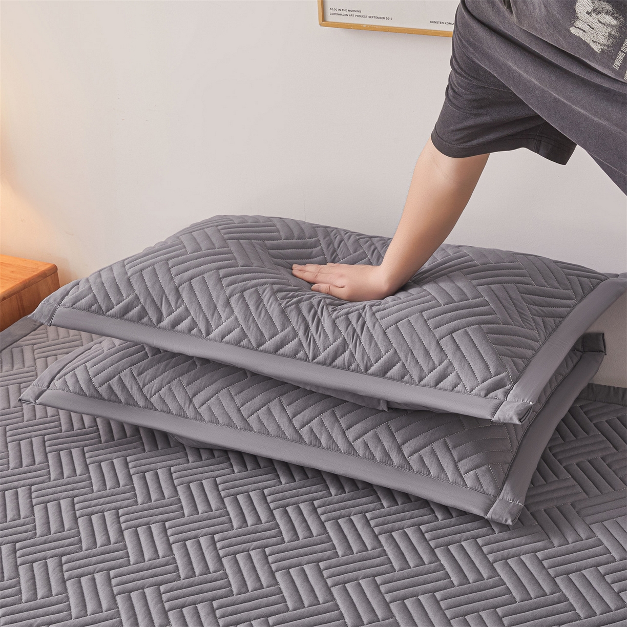 91家纺网 家纺一手货源 找家纺 雯豆家纺 2025新品四季款加厚床褥垫子床垫保护垫四季通用 摩登-深空灰