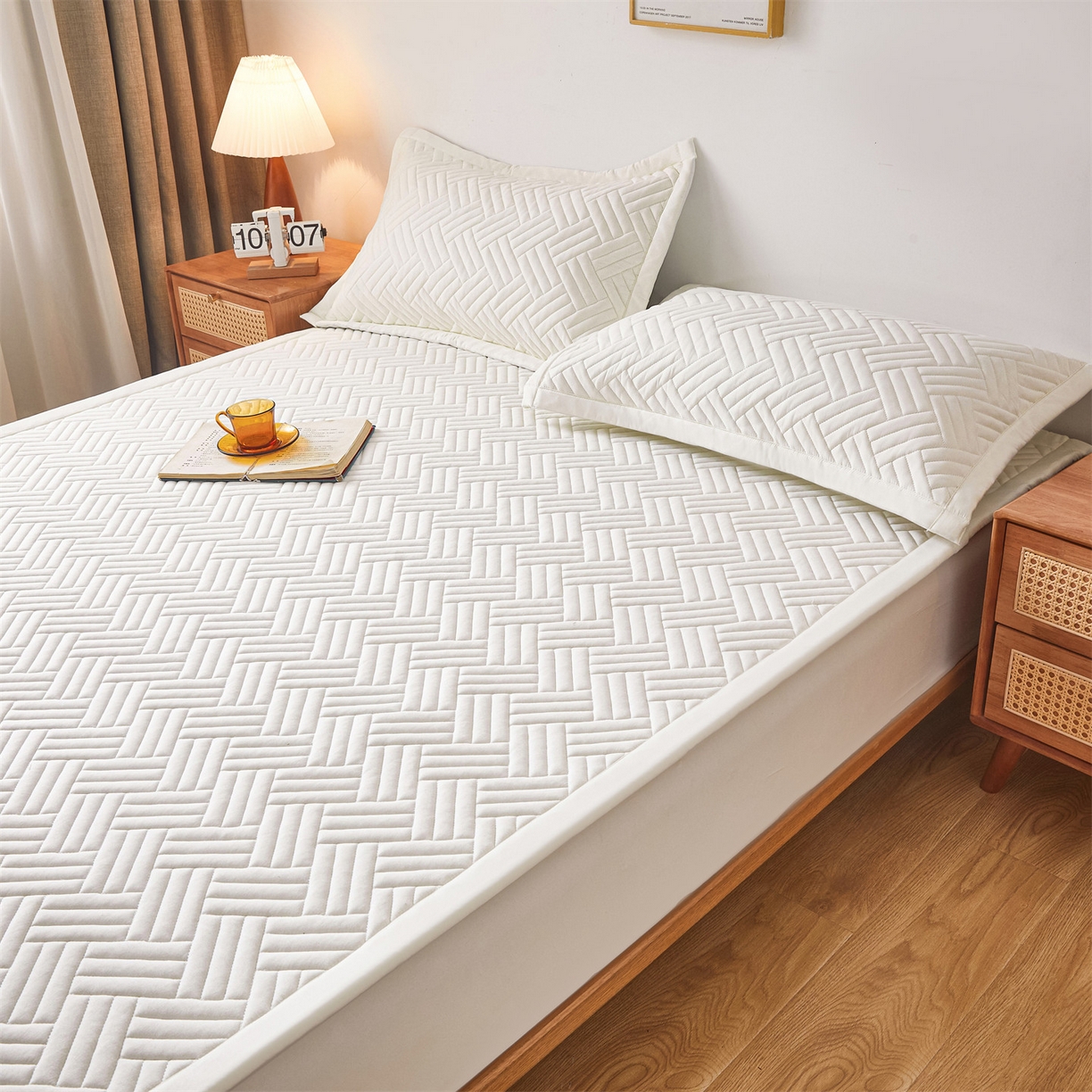 91家纺网 家纺一手货源 找家纺 雯豆家纺 2025新品四季款加厚床褥垫子床垫保护垫四季通用 摩登-月光白