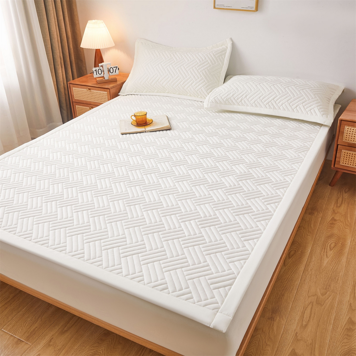 91家纺网 家纺一手货源 找家纺 雯豆家纺 2025新品四季款加厚床褥垫子床垫保护垫四季通用 摩登-月光白