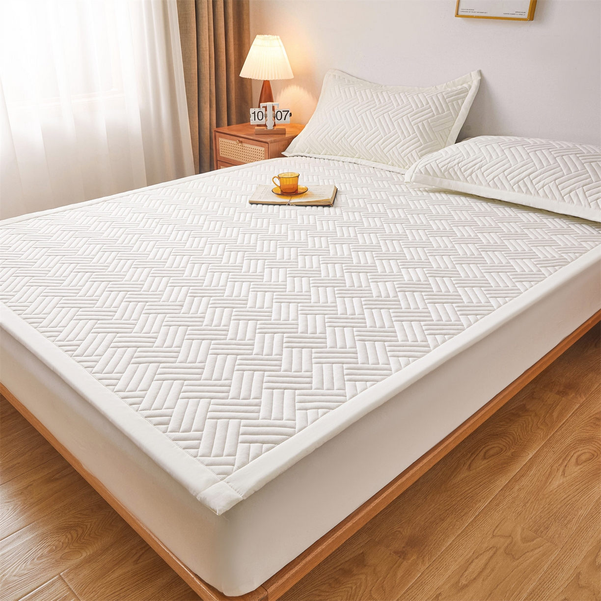 91家纺网 家纺一手货源 找家纺 雯豆家纺 2025新品四季款加厚床褥垫子床垫保护垫四季通用 摩登-月光白