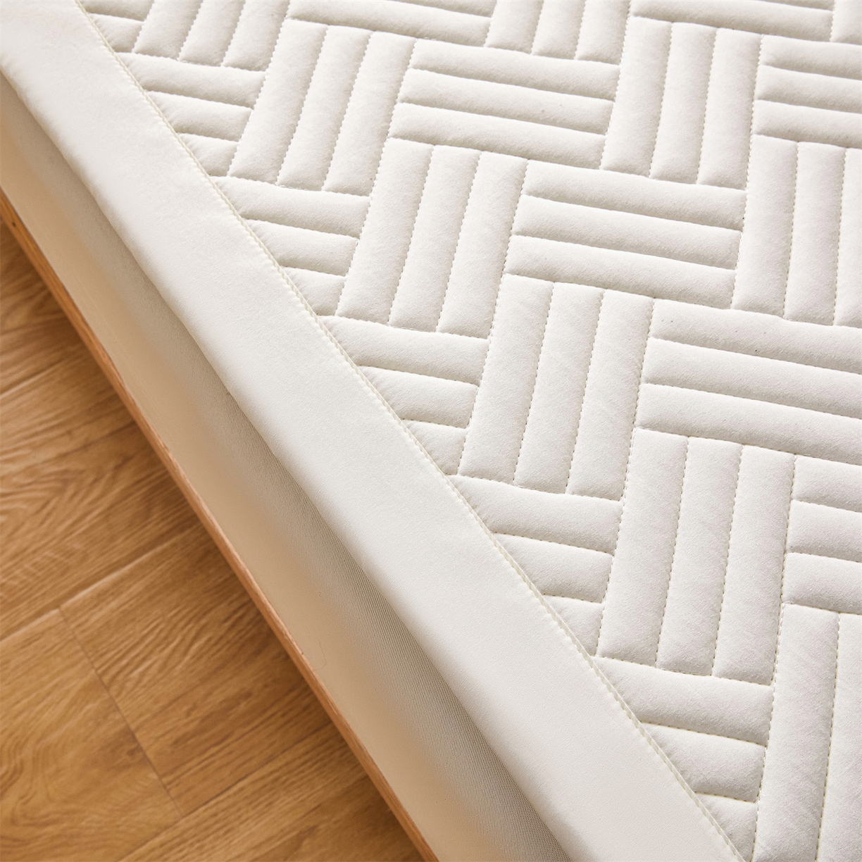 91家纺网 家纺一手货源 找家纺 雯豆家纺 2025新品四季款加厚床褥垫子床垫保护垫四季通用 摩登-月光白