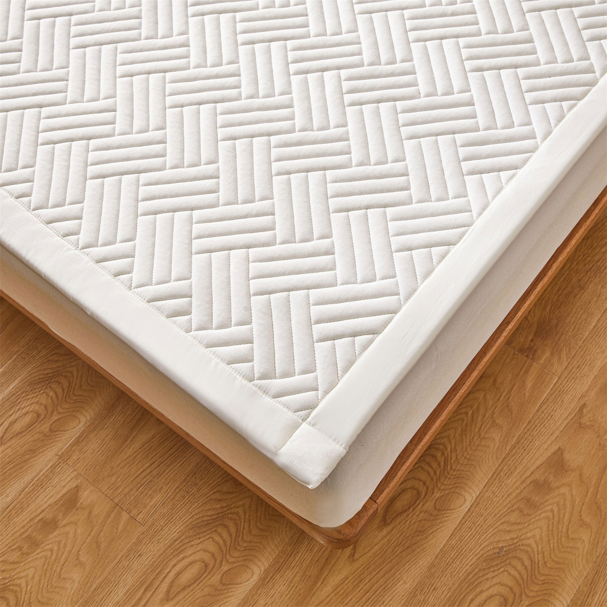 91家纺网 家纺一手货源 找家纺 雯豆家纺 2025新品四季款加厚床褥垫子床垫保护垫四季通用 摩登-月光白