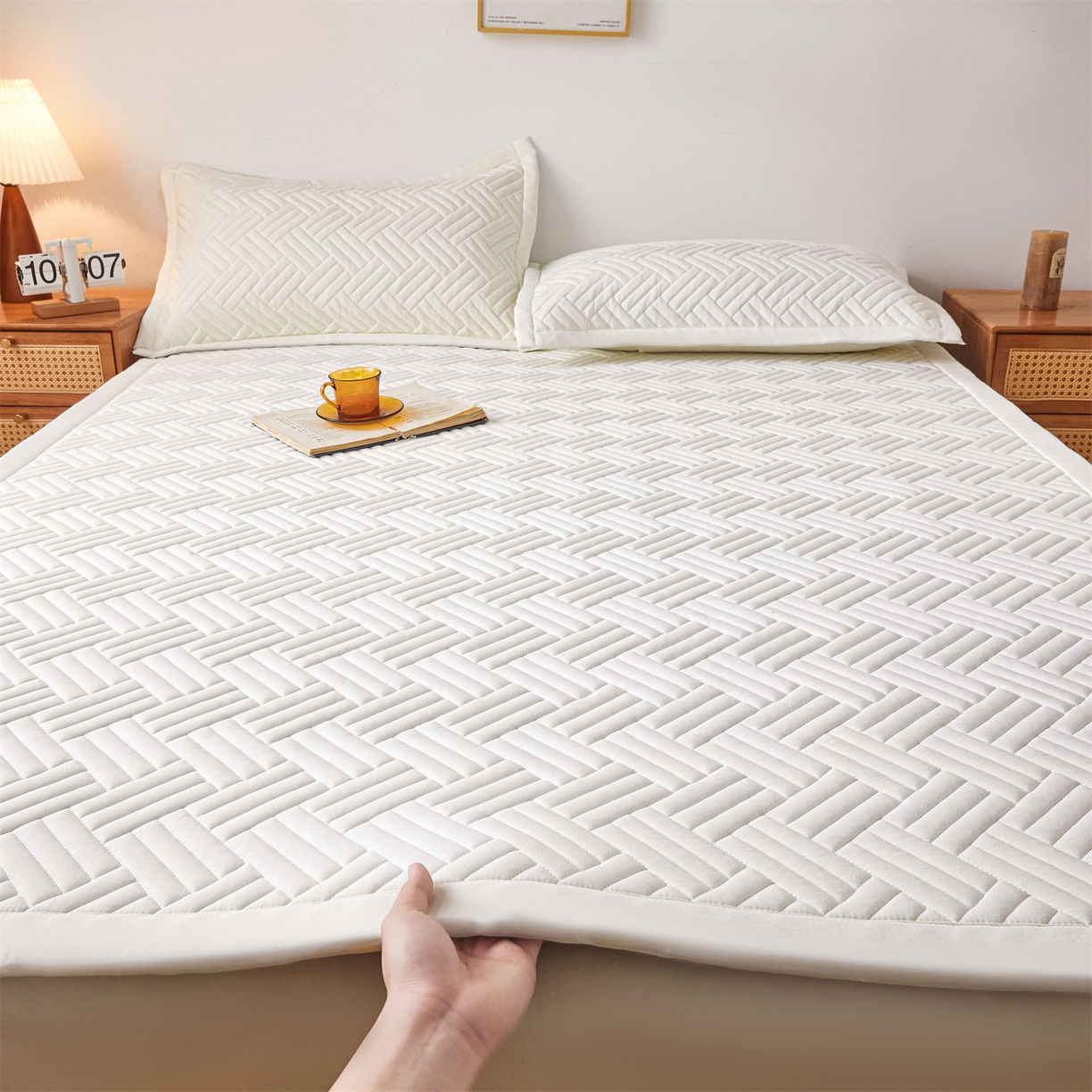 91家纺网 家纺一手货源 找家纺 雯豆家纺 2025新品四季款加厚床褥垫子床垫保护垫四季通用 摩登-月光白