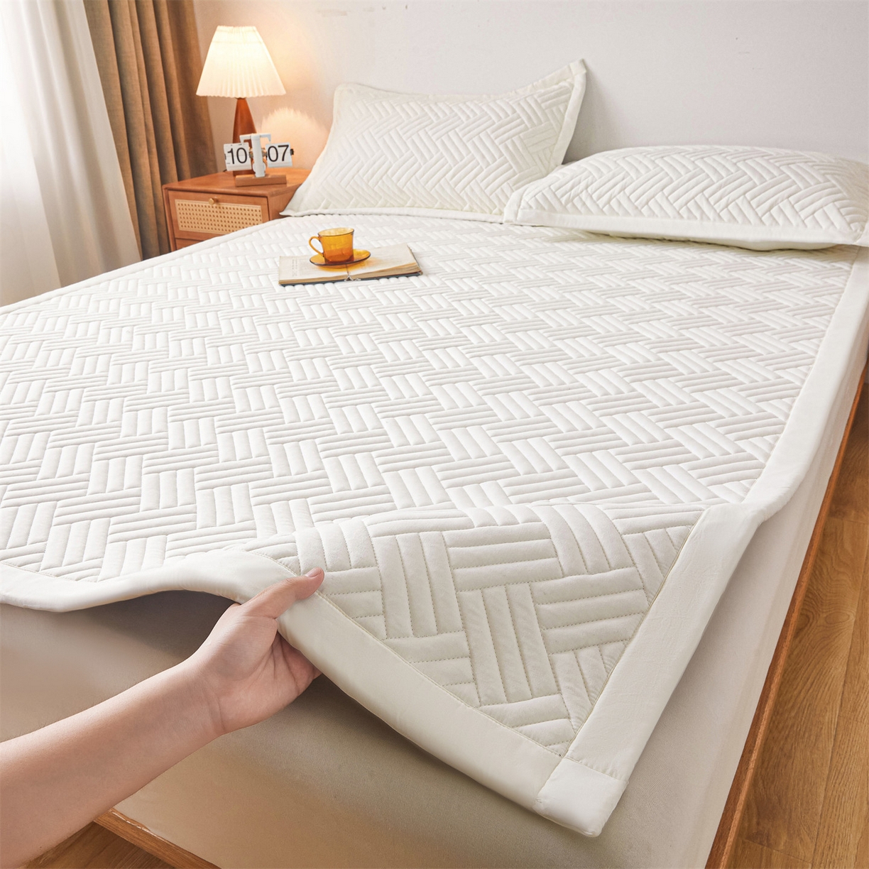 91家纺网 家纺一手货源 找家纺 雯豆家纺 2025新品四季款加厚床褥垫子床垫保护垫四季通用 摩登-月光白