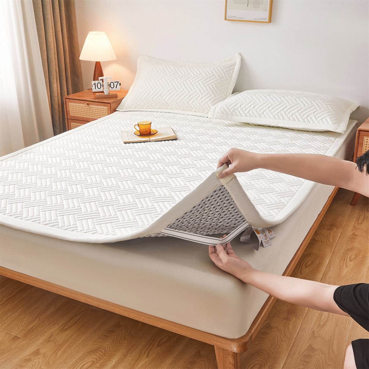 91家纺网 家纺一手货源 找家纺 雯豆家纺 2025新品四季款加厚床褥垫子床垫保护垫四季通用 摩登-月光白