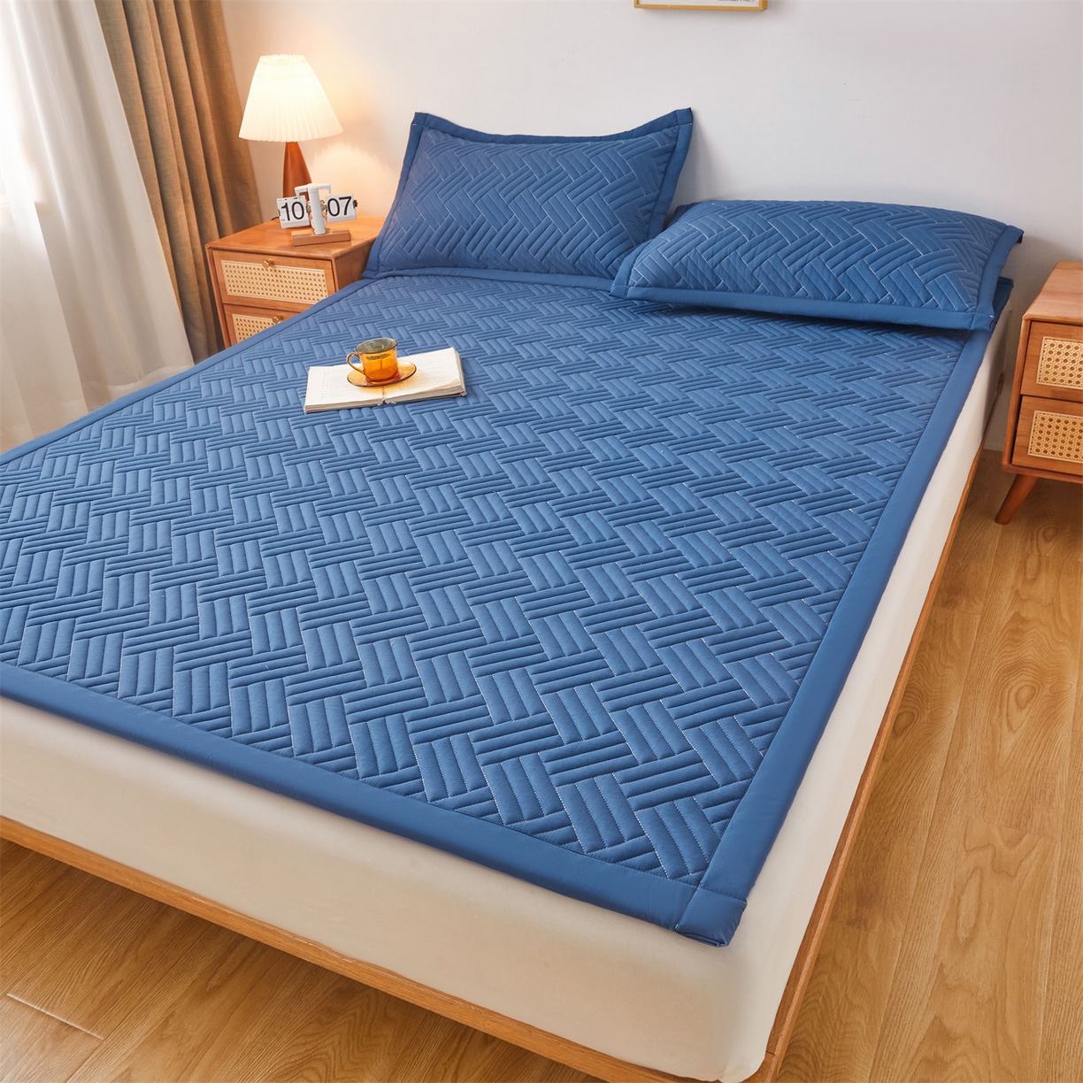 91家纺网 家纺一手货源 找家纺 雯豆家纺 2025新品四季款加厚床褥垫子床垫保护垫四季通用 摩登-黛蓝