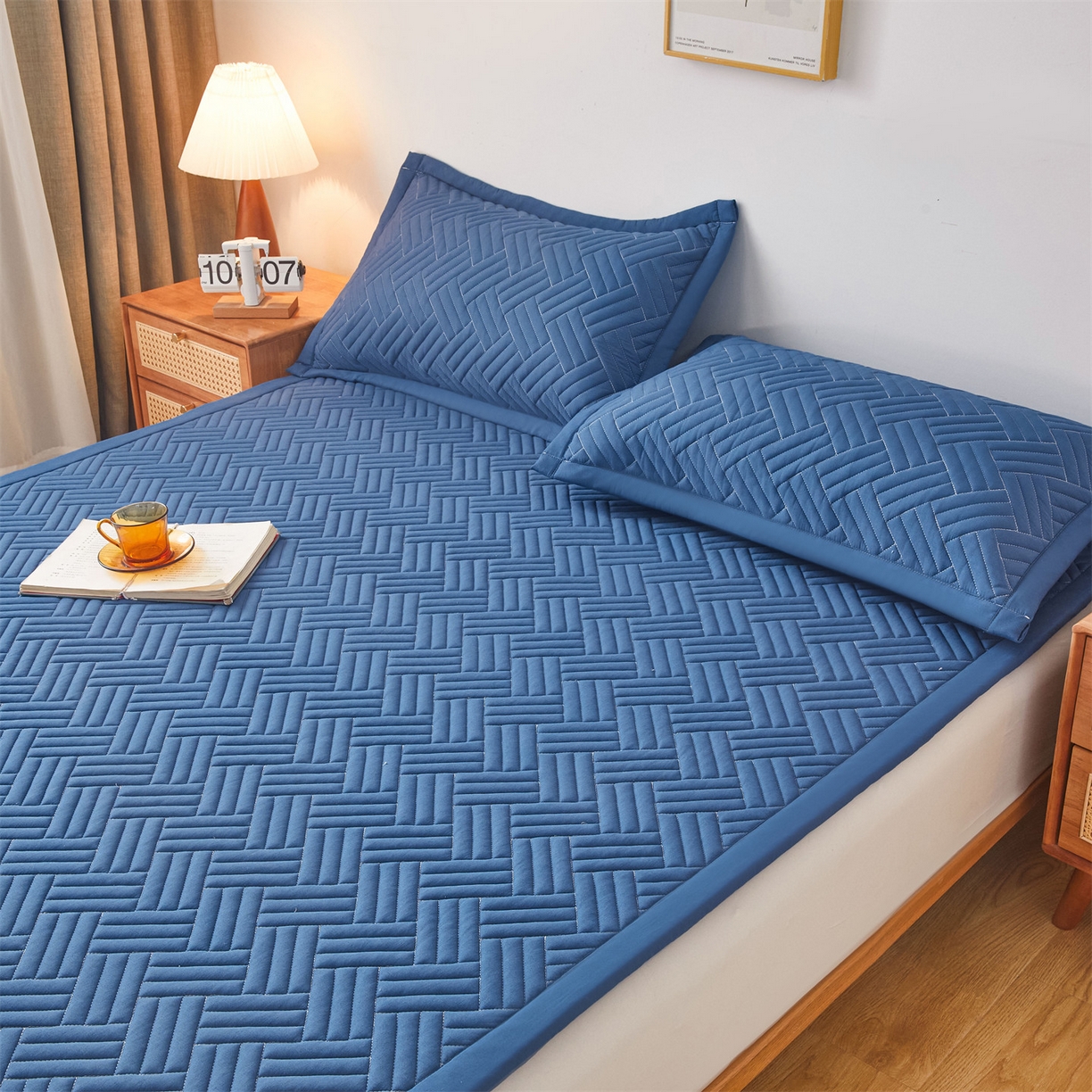 91家纺网 家纺一手货源 找家纺 雯豆家纺 2025新品四季款加厚床褥垫子床垫保护垫四季通用 摩登-黛蓝