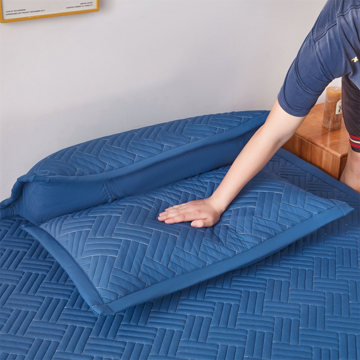 91家纺网 家纺一手货源 找家纺 雯豆家纺 2025新品四季款加厚床褥垫子床垫保护垫四季通用 摩登-黛蓝