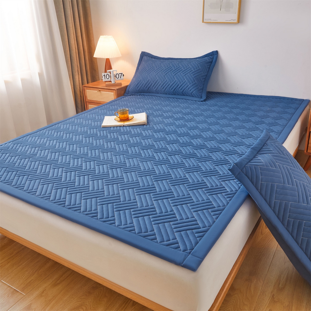 91家纺网 家纺一手货源 找家纺 雯豆家纺 2025新品四季款加厚床褥垫子床垫保护垫四季通用 摩登-黛蓝