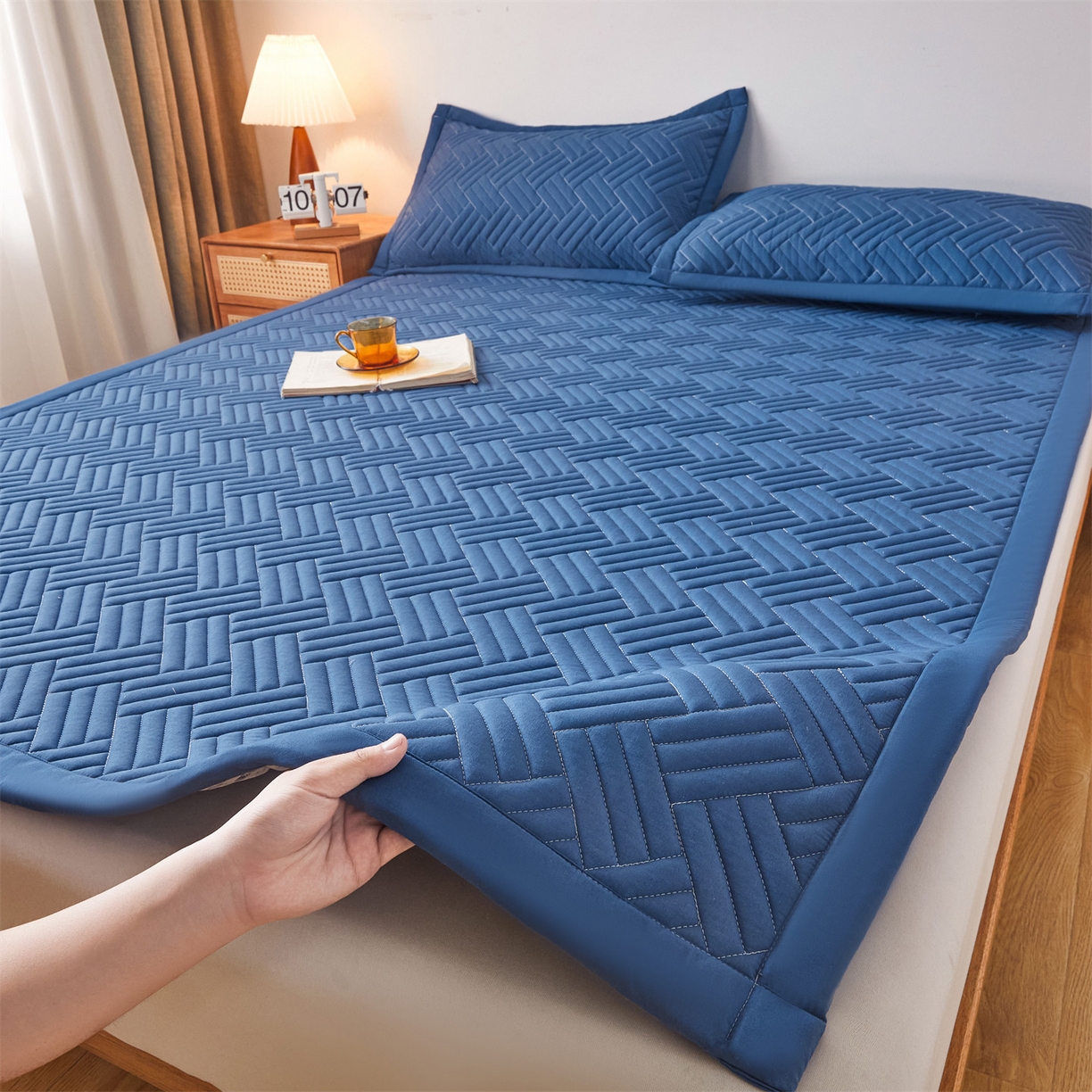 91家纺网 家纺一手货源 找家纺 雯豆家纺 2025新品四季款加厚床褥垫子床垫保护垫四季通用 摩登-黛蓝