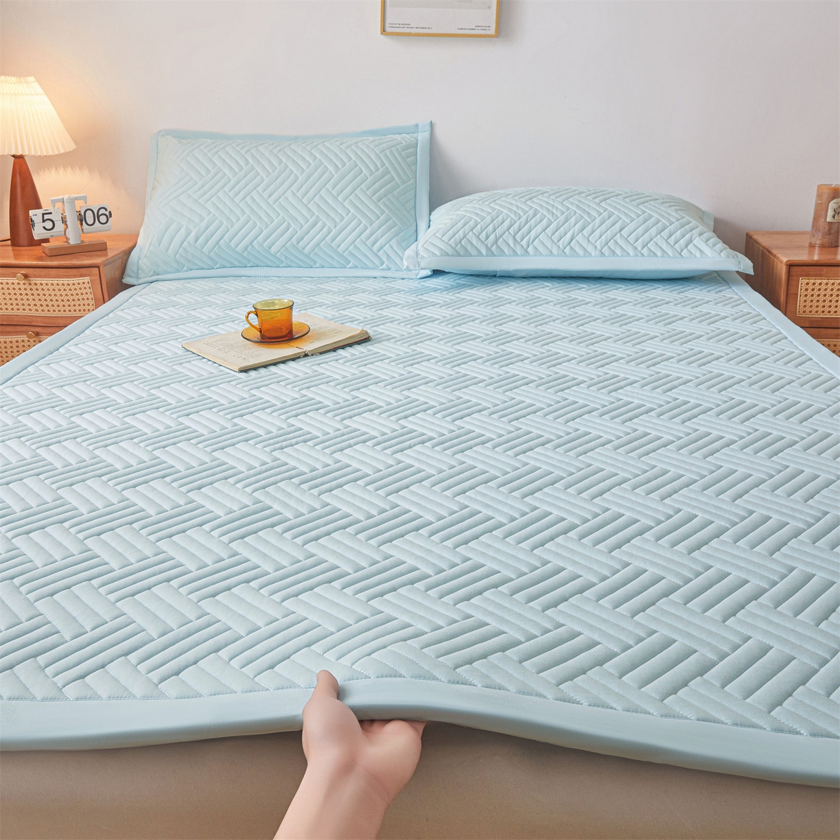91家纺网 家纺一手货源 找家纺 雯豆家纺 2025新品四季款加厚床褥垫子床垫保护垫四季通用 摩登-淡水蓝