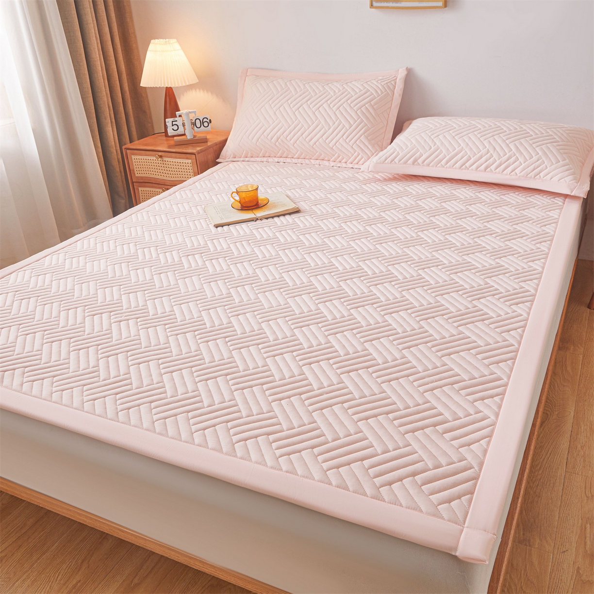 91家纺网 家纺一手货源 找家纺 雯豆家纺 2025新品四季款加厚床褥垫子床垫保护垫四季通用 摩登-密合粉