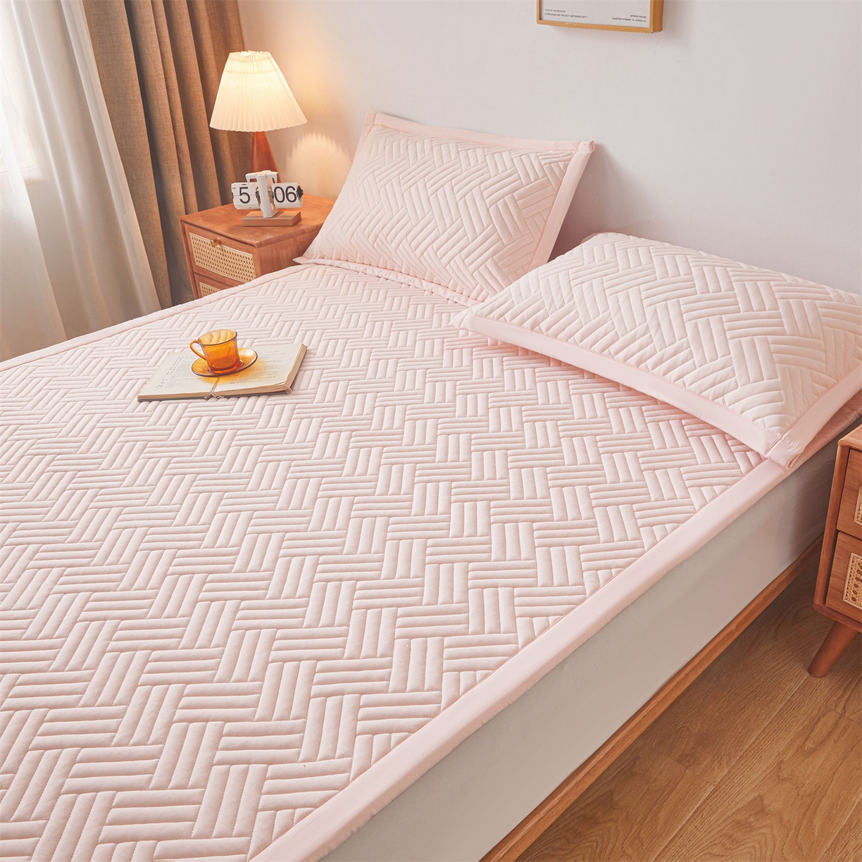 91家纺网 家纺一手货源 找家纺 雯豆家纺 2025新品四季款加厚床褥垫子床垫保护垫四季通用 摩登-密合粉