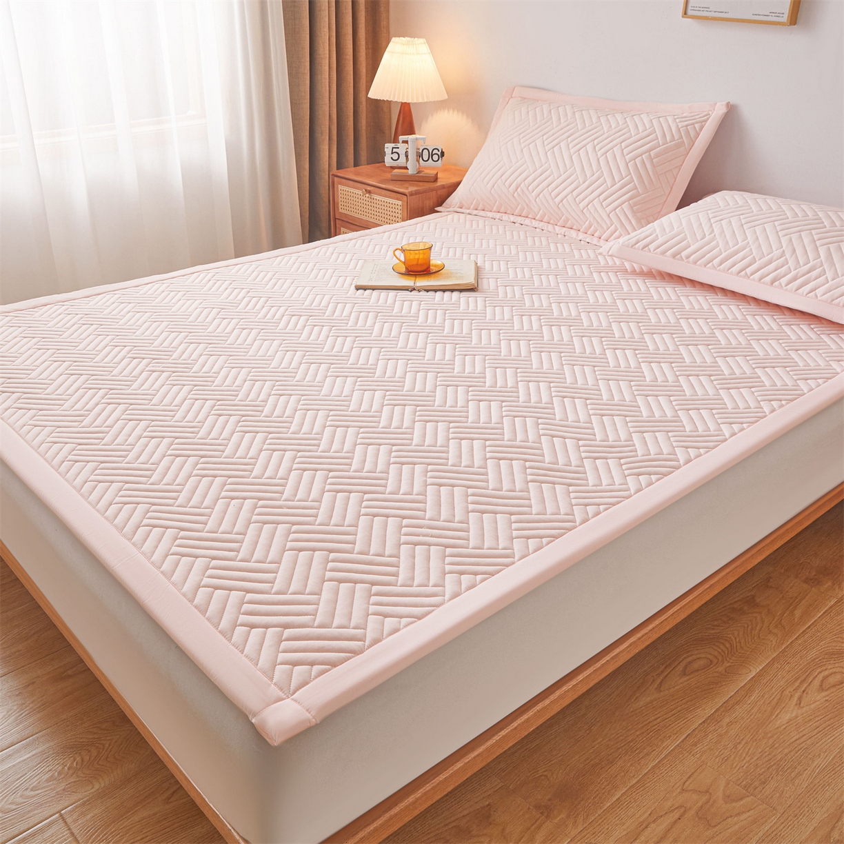 91家纺网 家纺一手货源 找家纺 雯豆家纺 2025新品四季款加厚床褥垫子床垫保护垫四季通用 摩登-密合粉