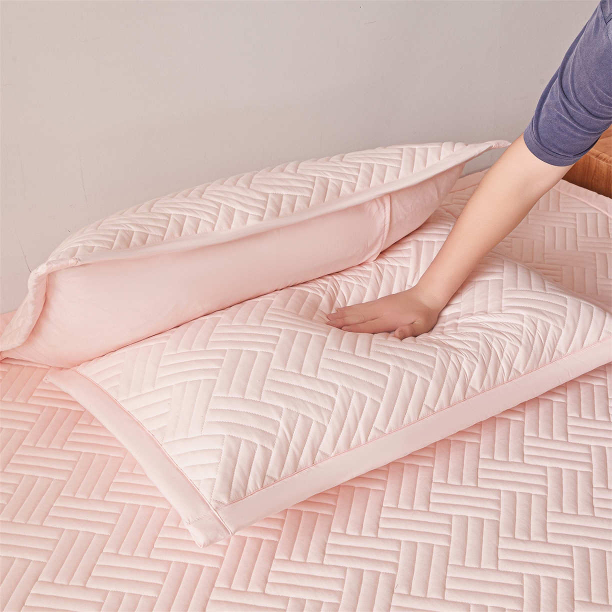 91家纺网 家纺一手货源 找家纺 雯豆家纺 2025新品四季款加厚床褥垫子床垫保护垫四季通用 摩登-密合粉