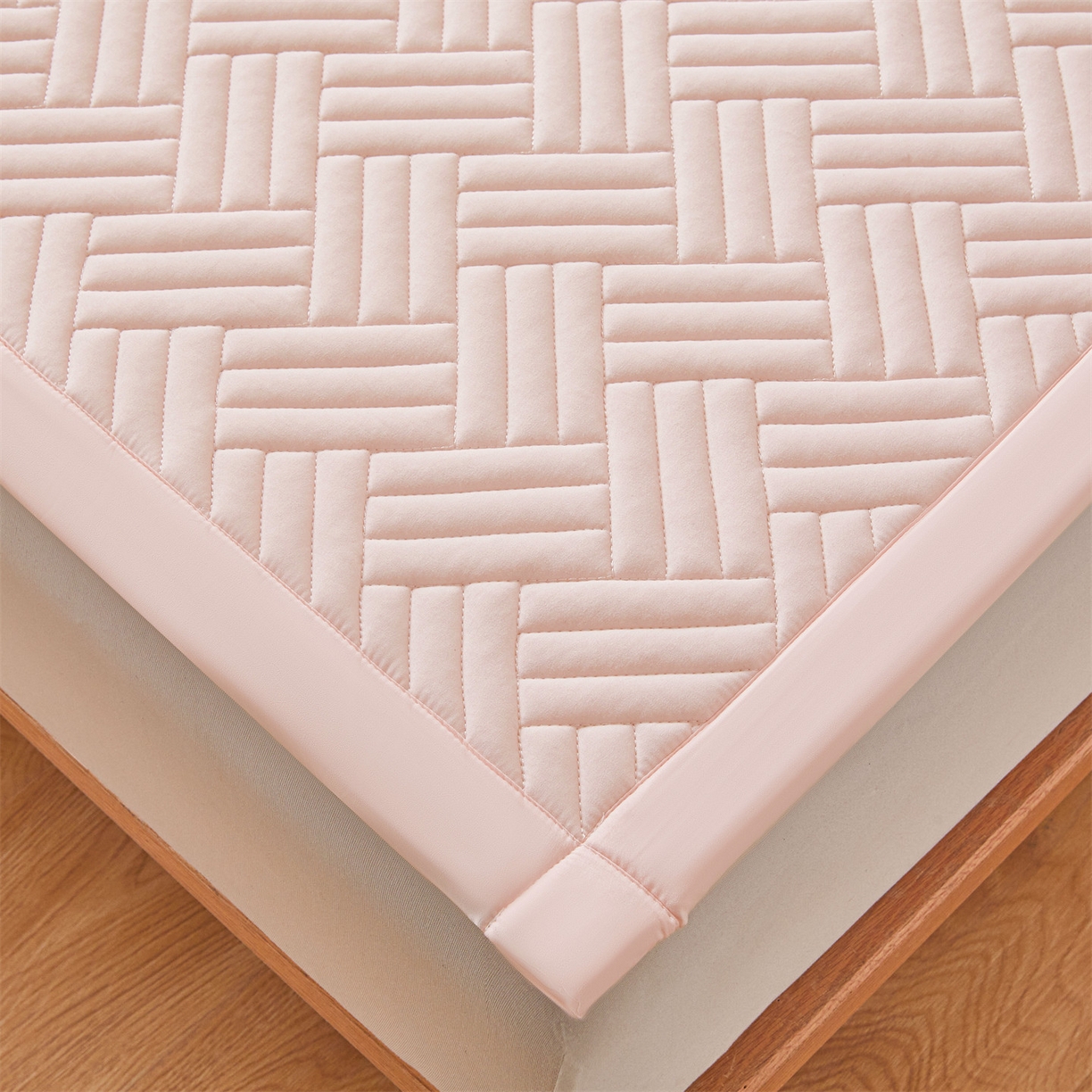 91家纺网 家纺一手货源 找家纺 雯豆家纺 2025新品四季款加厚床褥垫子床垫保护垫四季通用 摩登-密合粉