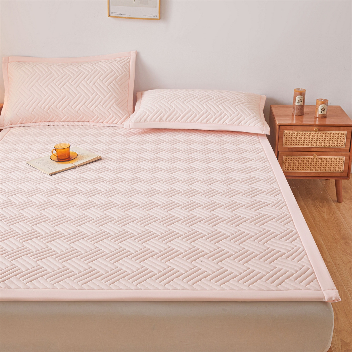 91家纺网 家纺一手货源 找家纺 雯豆家纺 2025新品四季款加厚床褥垫子床垫保护垫四季通用 摩登-密合粉