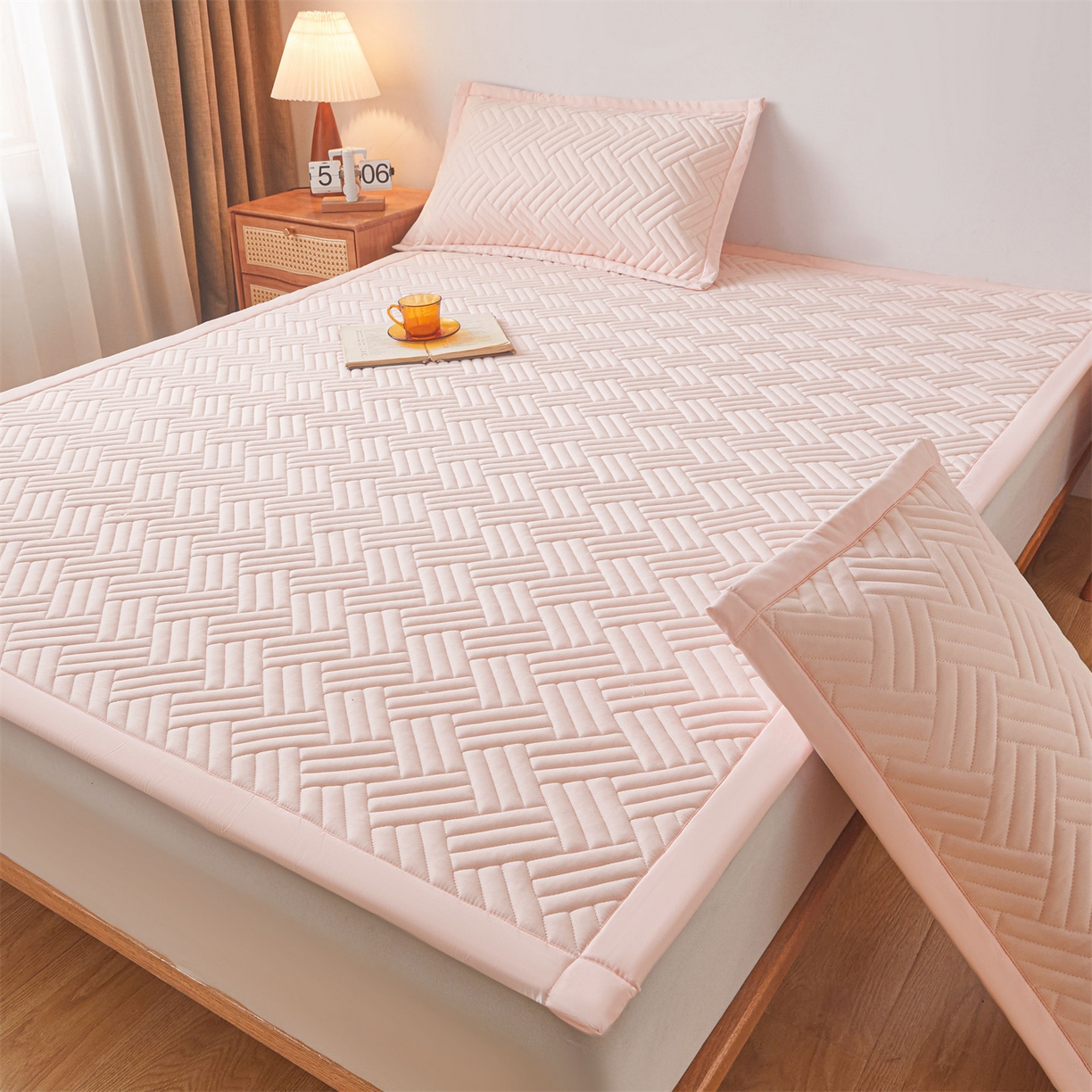 91家纺网 家纺一手货源 找家纺 雯豆家纺 2025新品四季款加厚床褥垫子床垫保护垫四季通用 摩登-密合粉