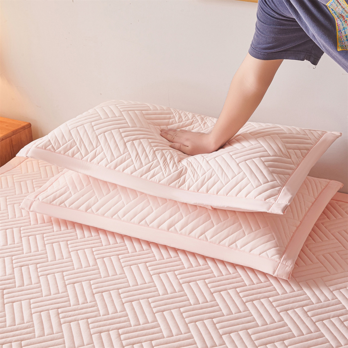 91家纺网 家纺一手货源 找家纺 雯豆家纺 2025新品四季款加厚床褥垫子床垫保护垫四季通用 摩登-密合粉