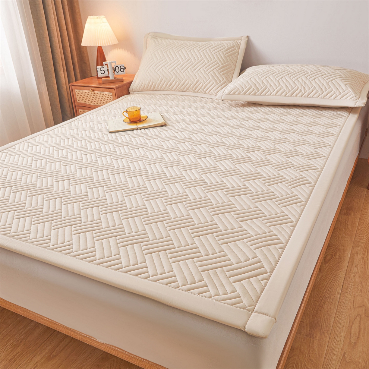 91家纺网 家纺一手货源 找家纺 雯豆家纺 2025新品四季款加厚床褥垫子床垫保护垫四季通用 摩登-奶咖