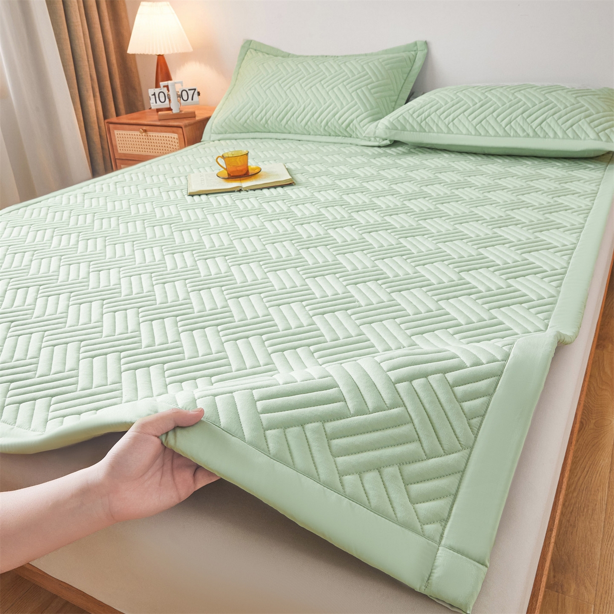 91家纺网 家纺一手货源 找家纺 雯豆家纺 2025新品四季款加厚床褥垫子床垫保护垫四季通用 摩登-清雅绿