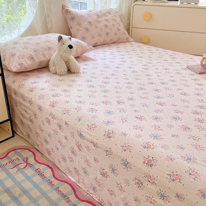 91家纺网 家纺一手货源 找家纺 卡迪熊家纺 2025新款印花木m双层纱床单系列 木m双层纱-花影飘飘