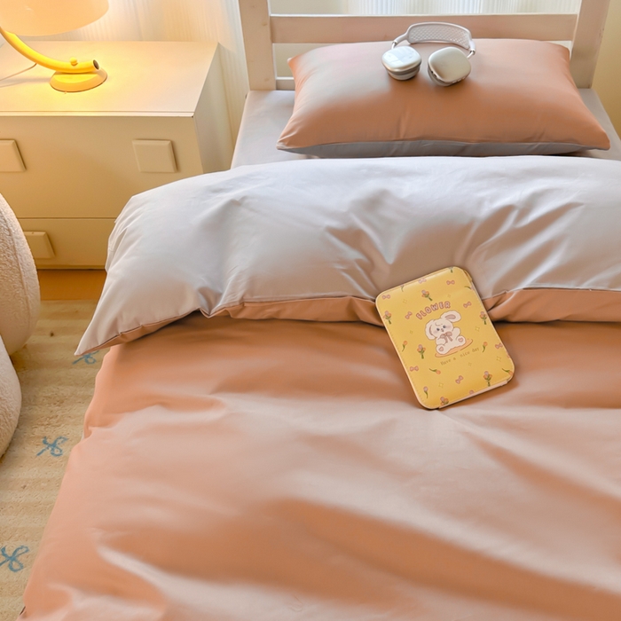 91家纺网 家纺一手货源 找家纺 简冠家纺 2025新款13372全棉纯色学生三件套 藕粉+浅灰