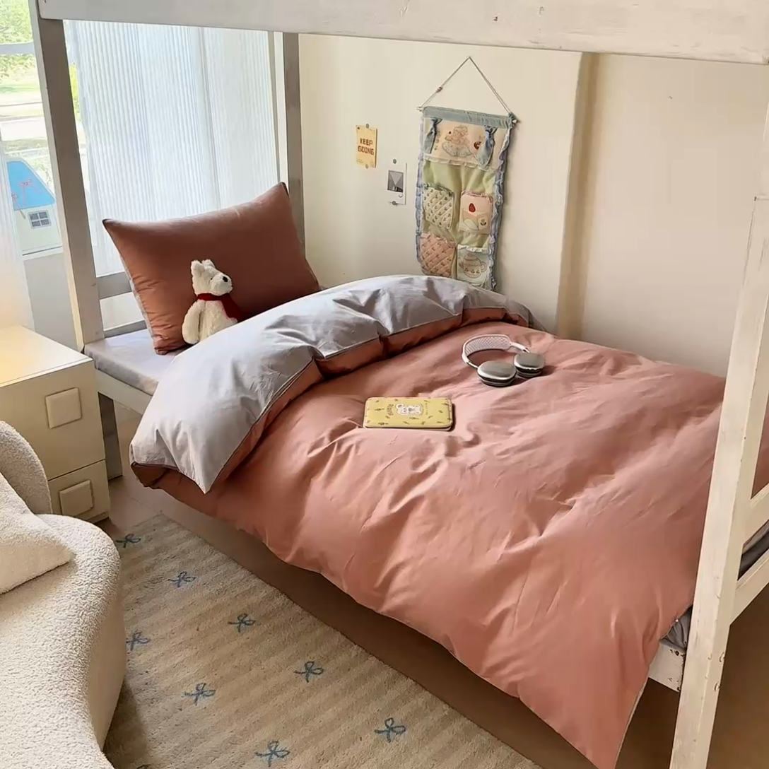 91家纺网 家纺一手货源 找家纺 简冠家纺 2025新款13372全棉纯色学生三件套 藕粉+浅灰