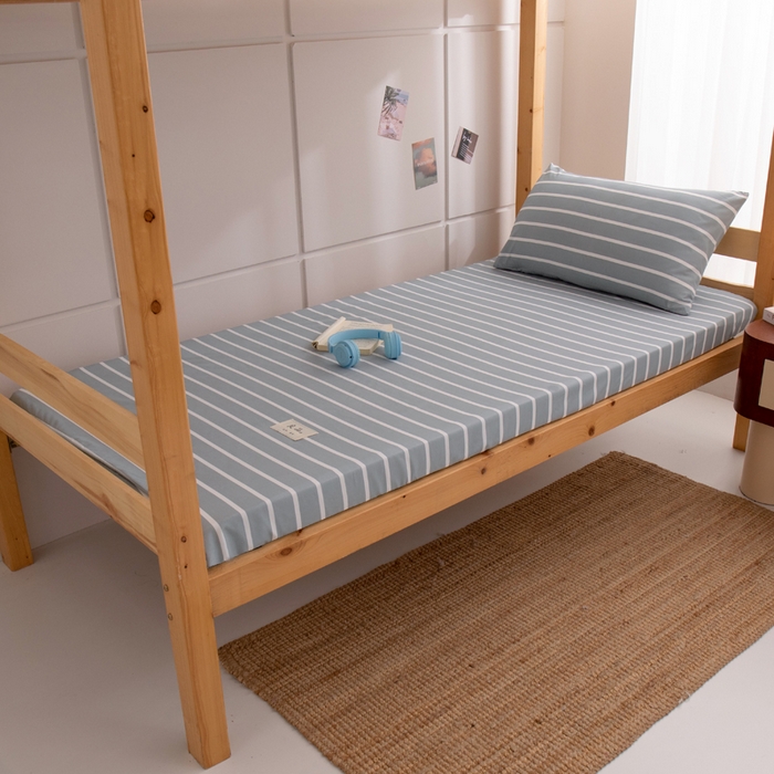 91家纺网 家纺一手货源 找家纺 暖季家纺2025新款无印风学生防水床笠 防水-蓝白细条纹