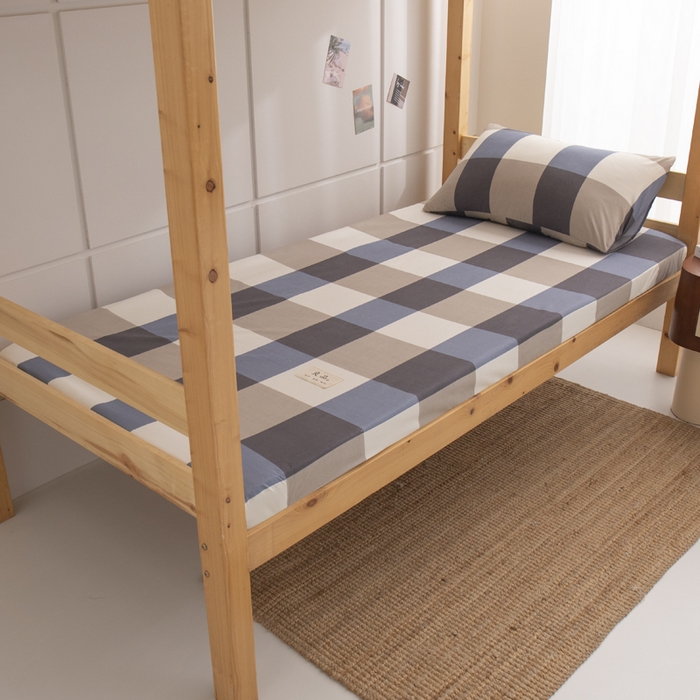 91家纺网 家纺一手货源 找家纺 暖季家纺2025新款无印风学生防水床笠 防水-蓝灰格