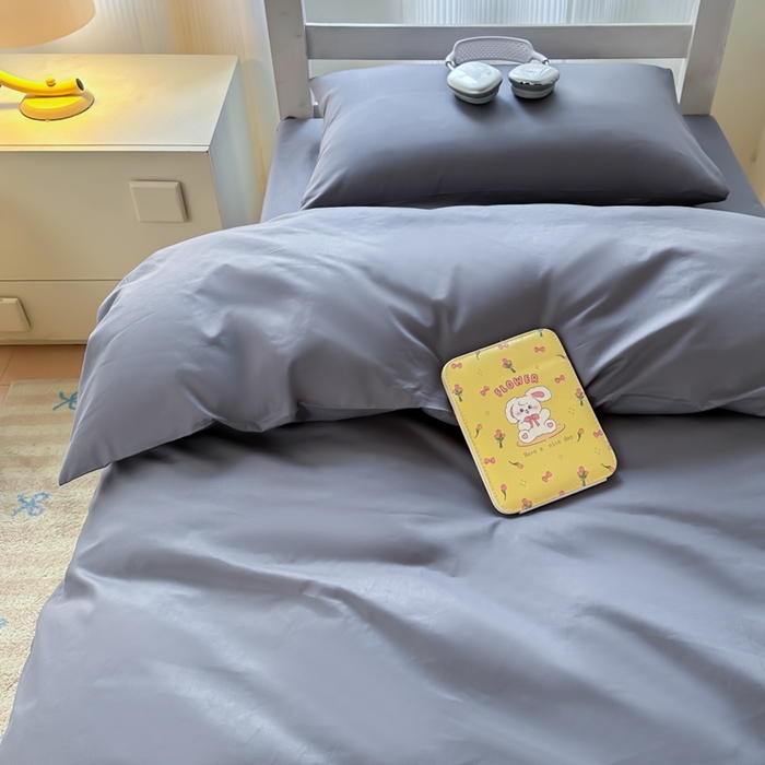 91家纺网 家纺一手货源 找家纺 简冠家纺 2025新款13372全棉纯色学生三件套 深灰