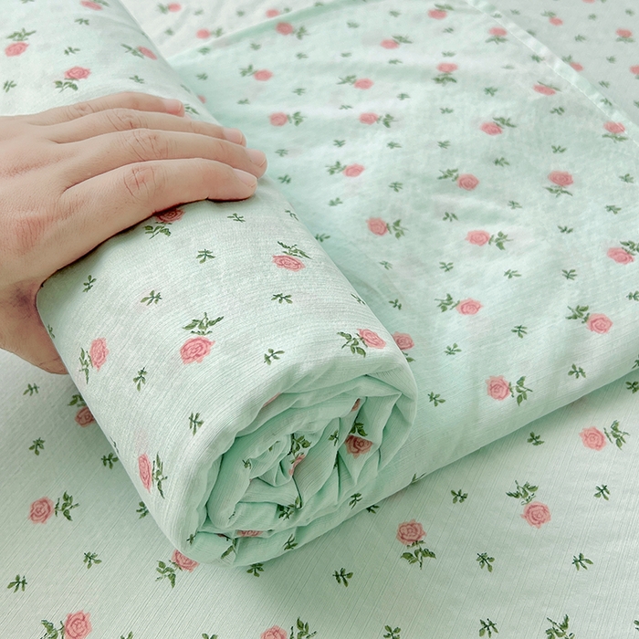 91家纺网 家纺一手货源 找家纺 卡迪熊家纺 2025新款印花木m双层纱床单系列 木m双层纱-芳香玫瑰