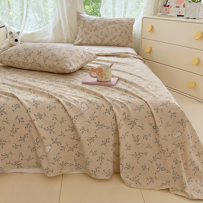 91家纺网 家纺一手货源 找家纺 彩韵家纺 2025新款印花木m双层纱床单系列 木m双层纱-兔悦花草